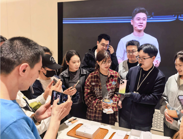 不跟涨却卖爆了：华为Pura 90系列的定价底气从何而来？