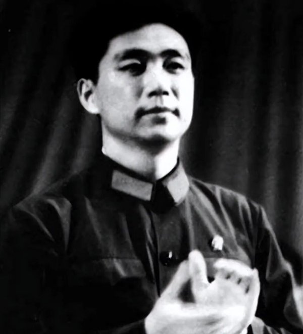 主席问小平和王洪文：我死后中国会怎样？小平回了八个字