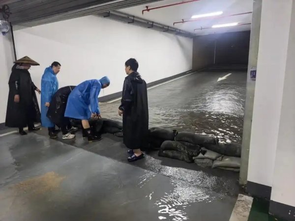 一场暴雨，我们看到了这群长沙人的全力以赴