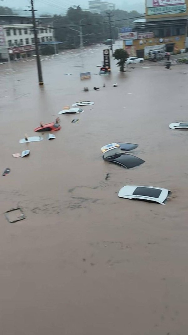 重庆合川多地暴雨积水 目击者：最深两米多，附近约1公里有高考考点