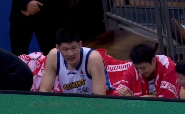 CBA疯狂一夜！两大国手15中13：卫冕冠军霸气领跑，大黑马反超广东